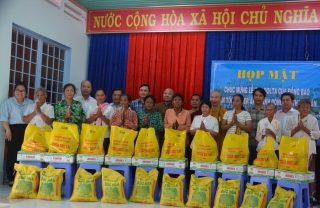 Ban Trị sự Giáo hội Phật giáo TP. Tây Ninh: Trao tặng 50 phần quà cho đồng bào dân tộc Khmer ấp Thạnh Đông