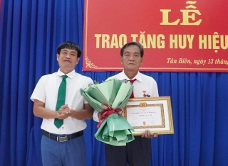 Tân Biên: Trưởng Ban Tuyên giáo Huyện uỷ nhận Huy hiệu 30 tuổi Đảng