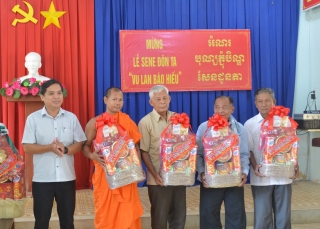 Lãnh đạo huyện Tân Châu: Thăm, chúc mừng lễ Sen Dolta của đồng bào Khmer