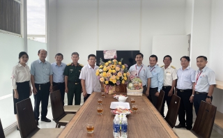 Bí thư Thị uỷ Trảng Bàng thăm, chúc mừng các doanh nghiệp nhân ngày Doanh nhân Việt Nam