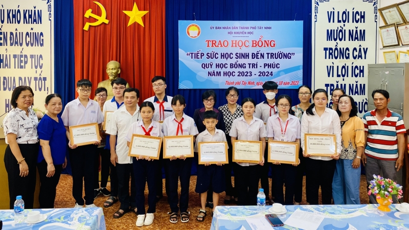 Trao học bổng tiếp sức đến trường cho học sinh, sinh viên hiếu học có hoàn cảnh khó khăn