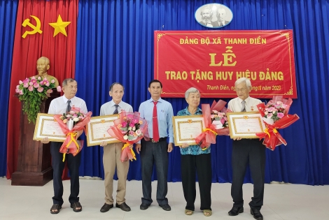 Trao Huy hiệu Đảng cho 4 đảng viên