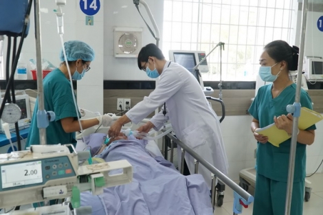 Góp phần “giữ chân” nhân viên y tế trong hệ thống y tế công lập