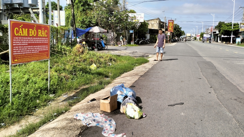 Vứt rác không đúng chỗ, người dân bị mời làm việc