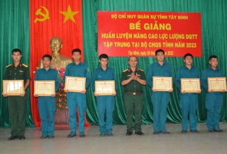Bộ CHQS tỉnh: Bế giảng huấn luyện nâng cao đại đội dân quân thường trực