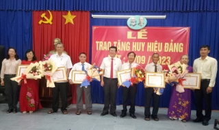 Thị uỷ Trảng Bàng trao Huy hiệu Đảng cho 11 đảng viên