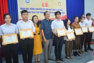 Hội Khuyến học Tây Ninh: Khen thưởng học sinh, sinh viên có thành tích cao trong học tập