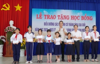 Trao 50 suất học bổng cho nữ sinh huyện Dương Minh Châu