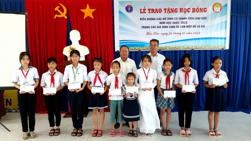 Bến Cầu: Trao tặng 50 suất học bổng cho nữ sinh học giỏi thuộc các gia đình sinh 2 con một bề là gái