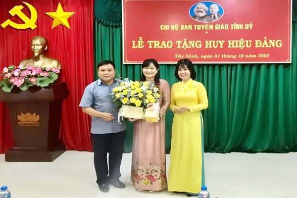 Phó Trưởng Ban Tuyên giáo Tỉnh uỷ nhận Huy hiệu 30 năm tuổi Đảng