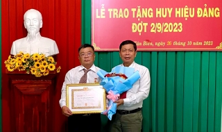 Tân Biên: Trao Huy hiệu Đảng cho Viện phó Viện KSND huyện và Giám đốc Ngân hàng CSXH