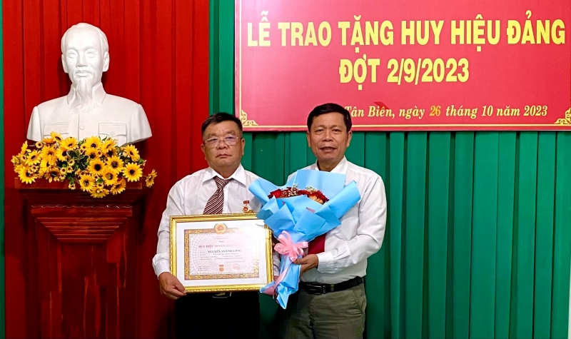 Tân Biên: Trao Huy hiệu Đảng cho Viện phó Viện KSND huyện và Giám đốc Ngân hàng CSXH