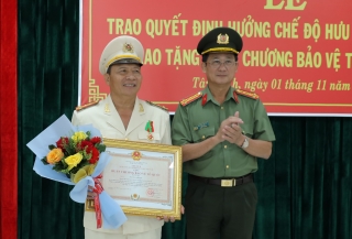 Trao quyết định hưu trí và tặng thưởng Huân chương Bảo vệ Tổ quốc hạng Ba cho Đại tá Nguyễn Hiệp Sơn
