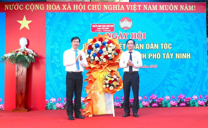 Bí thư Tỉnh uỷ Nguyễn Thành Tâm dự Ngày hội Đại đoàn kết toàn dân tộc tại phường Ninh Sơn