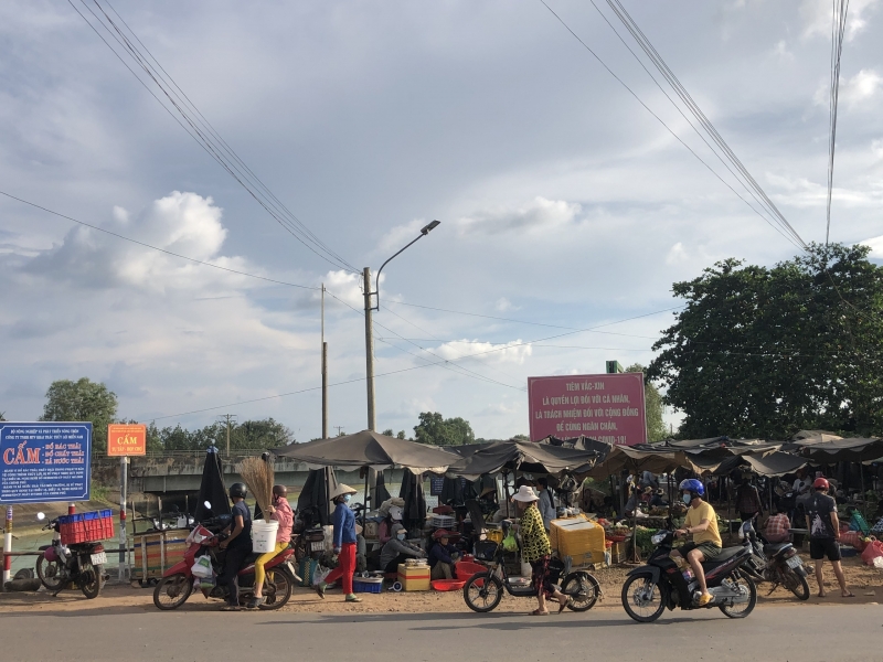 Chợ tự phát cầu K8, xã Lộc Ninh, huyện Dương Minh Châu: UBND xã sẽ tiến hành cưỡng chế, di dời