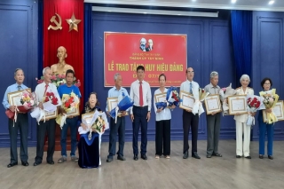 Thành uỷ Tây Ninh: Trao Huy hiệu Đảng cho 30 đảng viên