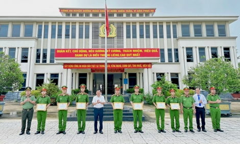 Khen thưởng tập thể, cá nhân xuất sắc trong công tác, chiến đấu