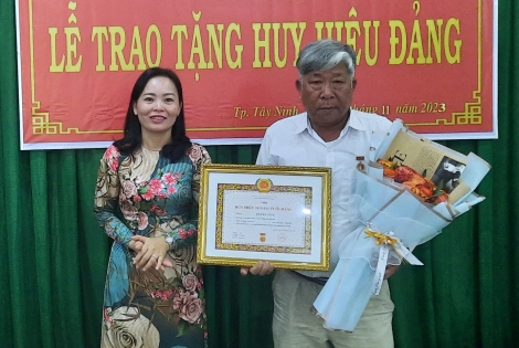 Thành uỷ Tây Ninh: Trao Huy hiệu 50 năm tuổi Đảng