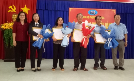 Thị uỷ Trảng Bàng trao Huy hiệu 40, 30 năm tuổi Đảng cho 7 đảng viên