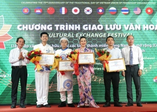 Giao lưu văn hoá các tổ chức hữu nghị miền Đông Nam bộ với Tổng Lãnh sự quán các nước tại TP. Hồ Chí Minh