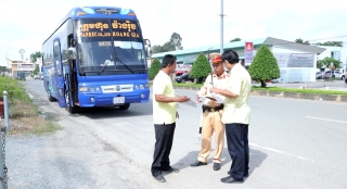Công an Tây Ninh: Tăng cường kiểm tra xe kinh doanh vận tải hành khách từ Campuchia sang Việt Nam và ngược lại