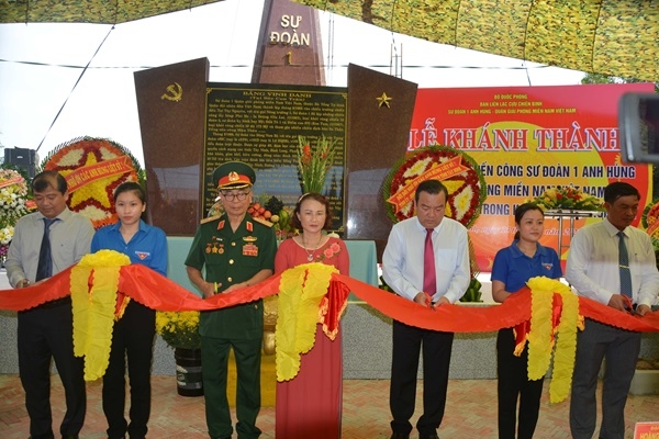 Khánh thành đài vinh danh chiến công Sư đoàn 1 anh hùng Quân giải phóng miền Nam Việt Nam trong kháng chiến chống Mỹ