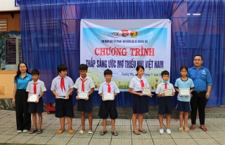 Chi đoàn Báo Tây Ninh: Tặng Bảo hiểm y tế cho học sinh có hoàn cảnh khó khăn