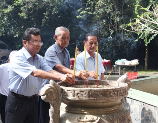 Uỷ ban MTTQ Việt Nam tỉnh: Viếng Bia kỷ niệm Mặt trận dân tộc giải phóng miền Nam Việt Nam
