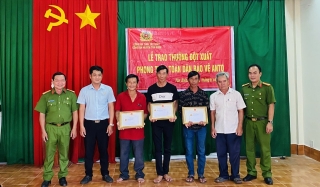 Tân Biên khen thưởng đột xuất quần chúng trong phong trào TDBVANTQ