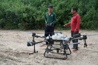 Trung tâm Khuyến nông Tây Ninh: Hỗ trợ máy bay phun thuốc cho nông dân