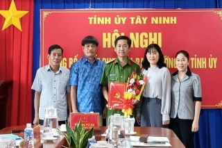 Phó Chủ tịch thường trực HĐND tỉnh trao quyết định của Ban Thường vụ Tỉnh uỷ về công tác cán bộ tại huyện Tân Biên
