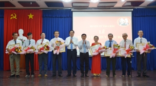 Ông Võ Văn Sớm- Chủ nhiệm UBKT Tỉnh uỷ: Trao tặng Huy hiệu Đảng cho 8 đảng viên tại Tân Châu