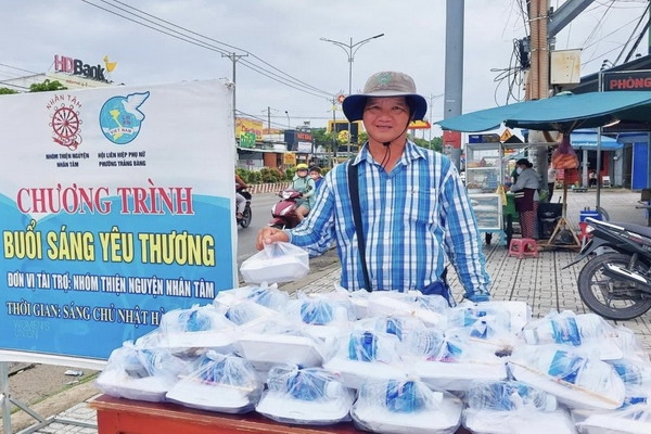 Ấm lòng những bữa cơm từ thiện