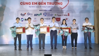 Phó Bí thư Tỉnh uỷ Nguyễn Mạnh Hùng: Tham dự chương trình “Cùng em đến trường” tại Gò Dầu