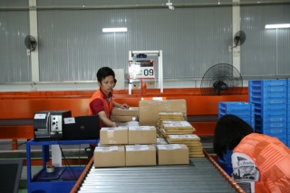 Doanh thu dịch vụ bưu chính Việt Nam chủ yếu là vận chuyển gói, kiện