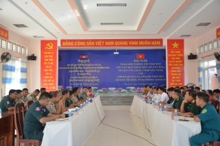 UBND xã Tân Hòa trao đổi thông tin với chính quyền xã Choăm Crovien (Campuchia)
