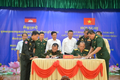 Tổng kết hoạt động hợp tác năm 2023 giữa Ban Chỉ huy Quân sự huyện Tân Châu với Chi khu Quân sự huyện Memot