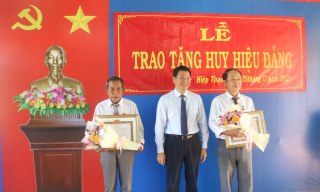 Phó Bí thư Tỉnh uỷ Nguyễn Mạnh Hùng: Trao Huy hiệu Đảng tại xã Hiệp Thạnh, huyện Gò Dầu