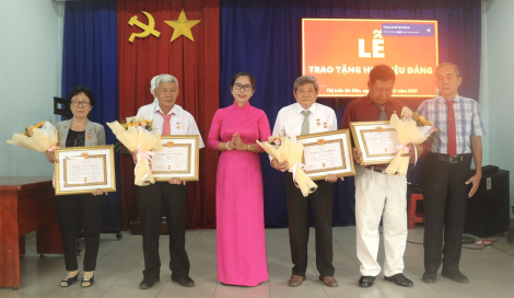 Đảng bộ thị trấn Gò Dầu: Trao tặng Huy hiệu Đảng cho các đảng viên