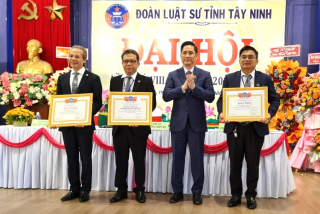 Liên Đoàn Luật Sư Việt Nam tặng Bằng khen cho tập thể, cá nhân có thành tích