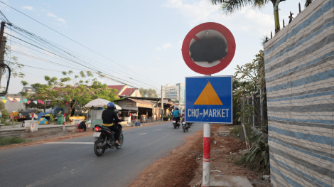 Trảng Bàng: Biển báo cấm tải trọng phương tiện trên đường Bình Thuỷ vừa lắp đã bị tẩy xoá