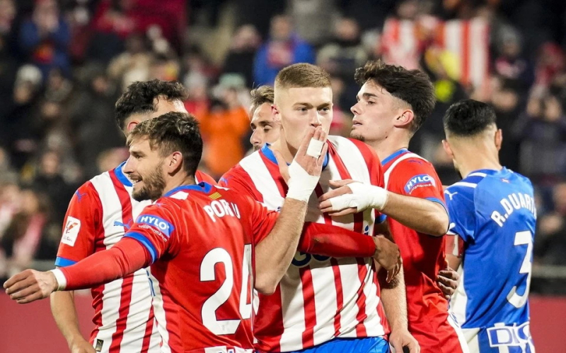 Girona lấy lại ngôi đầu La Liga