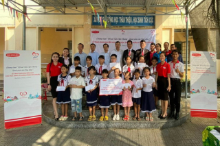 Dai-ichi Life Việt Nam trao học bổng cho học sinh có hoàn cảnh khó khăn tại Tây Ninh