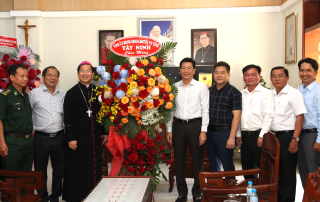 Phó Bí thư Tỉnh uỷ Nguyễn Mạnh Hùng thăm, chúc mừng Giáng sinh tại Giáo phận Phú Cường
