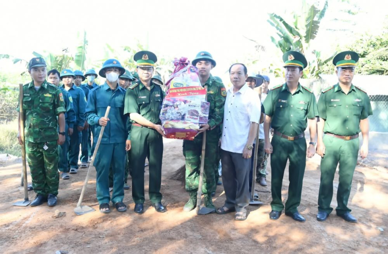 Thăm, tặng quà cán bộ, chiến sĩ làm công tác dân vận trên biên giới huyện Tân Châu