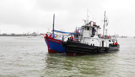 Vùng 3 Hải quân bàn giao tàu cá Quảng Ngãi bị nạn cho cơ quan chức năng địa phương