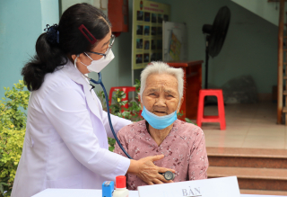 Hội Chữ thập đỏ tỉnh: Khám bệnh, cấp thuốc miễn phí và tặng quà cho người dân phường Ninh Sơn