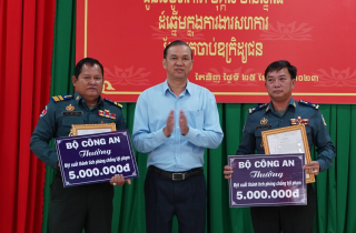 Trao thưởng cho tập thể, cá nhân lực lượng Hiến binh tỉnh Svay Rieng