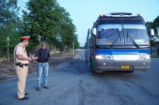 Công an Tây Ninh tăng cường kiểm tra, xử lý xe chở công nhân
