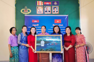 Giao lưu văn hoá, văn nghệ và tặng quà tại huyện Svay Theab, tỉnh Svay Rieng, Vương quốc Campuchia